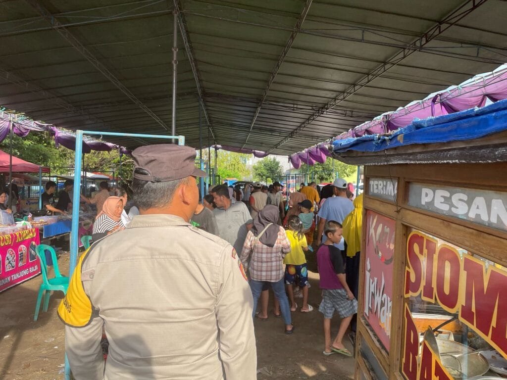 Dukung Kenyamanan Berbelanja, Polsek Tanjung Raja Atur Arus Lalu Lintas di Pasar Bedug